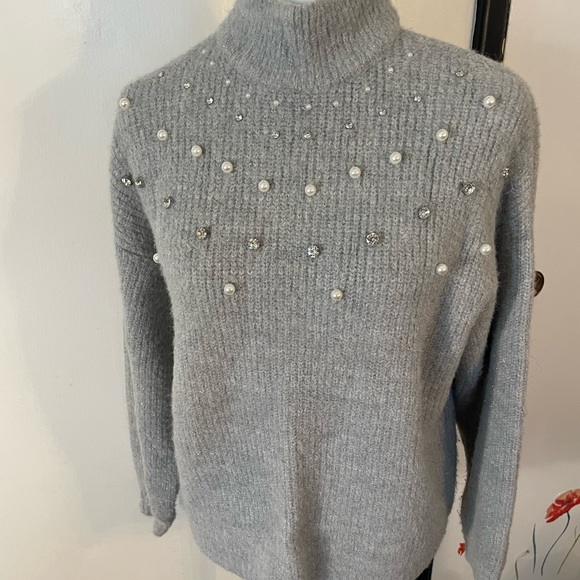 Grey with silver ribbed turtle neck sweater with bejeweling silver and pearl - Picture 2 of 8